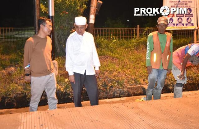 Pj Bupati Inhil Tinjau Pengerjaan Peningkatan Jalan HR Soebrantas
