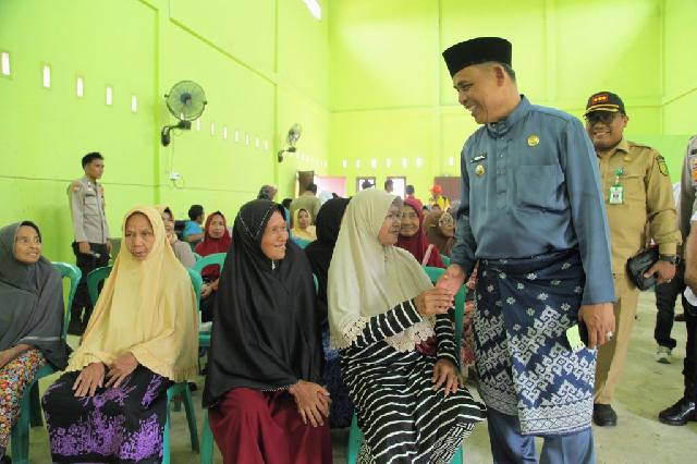 Pj Bupati Inhil Salurkan Secara Simbolis Bantuan Cadangan Beras Pemerintah di Desa Pulau Palas