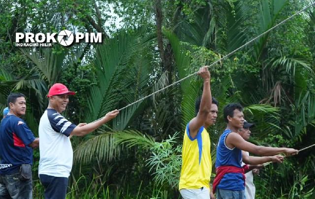 Pj Bupati Inhil Gotong Royong Bersama Warga Kuala Muda