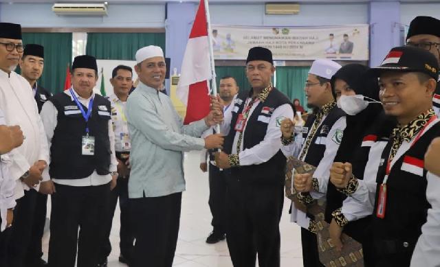 Pj Bupati Inhil Lepas Jamaah Calon Haji Asal Inhil Kloter 04 Embarkasi Batam Menuju Madinah